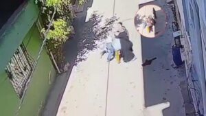 3 kadın sokakta dehşet saçtı! Anneyi tekme tokat dövdüler