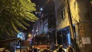 3 katlı binada yangın paniği