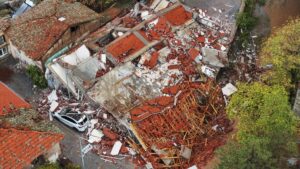 6.1'lik deprem sonrası enkaz havadan görüntülendi