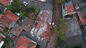 6.1'lik depremin ardından… Sındırgı'da  kontrollü yıkım çalışmaları devam ediyor