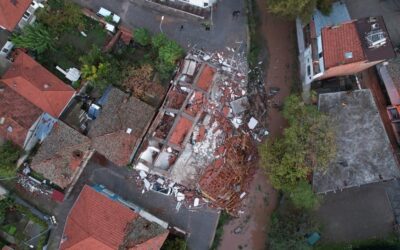 6.1'lik depremin ardından… Sındırgı'da  kontrollü yıkım çalışmaları devam ediyor