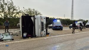 Adana'da feci kaza: Tarım işçilerini taşıyan midibüs devrildi