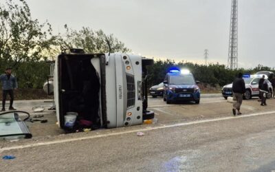 Adana'da feci kaza: Tarım işçilerini taşıyan midibüs devrildi