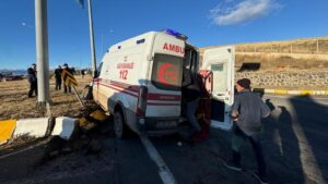 Ağrı'da feci kaza: Ambulans ile kamyonet çarpıştı, 7 kişi yaralandı