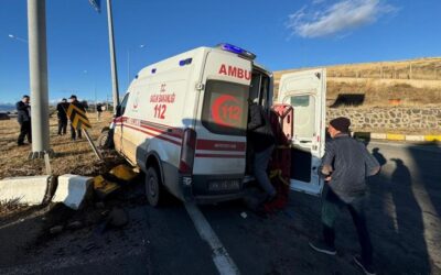 Ağrı'da feci kaza: Ambulans ile kamyonet çarpıştı, 7 kişi yaralandı