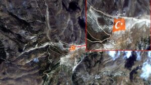 Bayrak sevdası dağın zirvesine taşındı: Göktürk-1 uydusunun kamerasına yansıdı