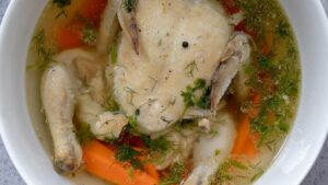 Akşam yemeğine bir kase dolusu kolajen: En kolay tavuk suyu çorbası