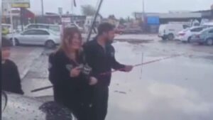 Ankara sokakları göle döndü! Vatandaşlar olta atıp balık tuttu
