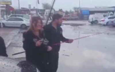 Ankara sokakları göle döndü! Vatandaşlar olta atıp balık tuttu