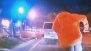 Aracın altında kalmaktan saniyelerle kurtuldu