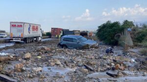 Araçlar çamura saplandı! Hatay'da sağanak yağış zor anlar yaşattı