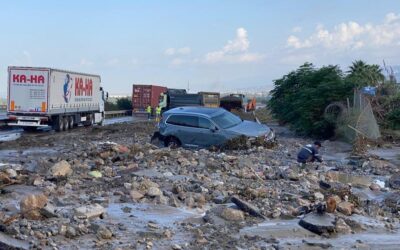 Araçlar çamura saplandı! Hatay'da sağanak yağış zor anlar yaşattı