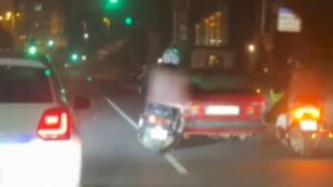 Arızalanan aracı ayaklarıyla ittiler