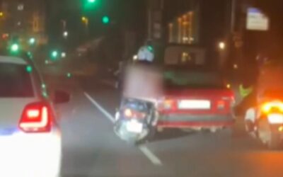 Arızalanan aracı ayaklarıyla ittiler