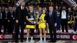 Bakan Osman Aşkın Bak, Fenerbahçe Opet'i tebrik etti