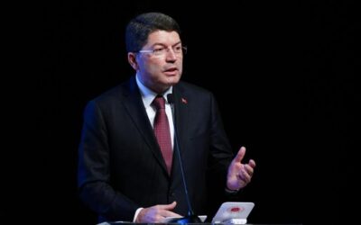 Bakan Tunç, Antalya'da şehit ailesini ziyaret etti