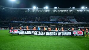 Başakşehir-Galatasaray maçı öncesi Filistin için şiir okundu