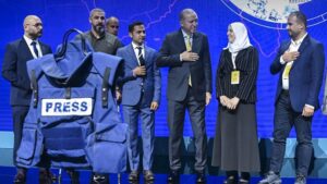 Başkan Erdoğan'a anlamlı hediye! Bizzat takdim ettiler