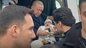 Başkan Erdoğan'a "minik" sürpriz! Görünce konvoyunu durdurdu