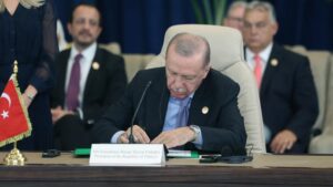 Başkan Erdoğan'dan tarihi imza… Siyasilerden peş peşe mesajlar geldi