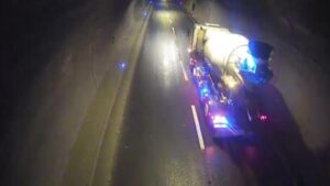 Başkan Erdoğan'ın Rize'de konvoyunun geçeceği tünelde trafik polisleri olası kazayı önledi