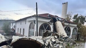 Başkentte fırtına etkili oldu… Caminin minaresi yıkıldı