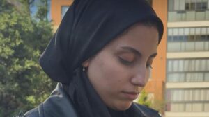 Başörtüsü nefreti üniversitede hortladı! Öğrencisine hakaretler yağdırdı