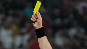 Beşiktaş-Fenerbahçe derbilerinde kartlar havada uçuşuyor