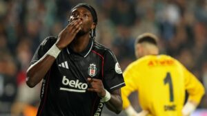 Beşiktaş zirveye tutundu