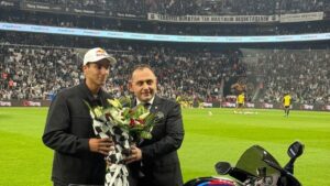 Beşiktaş'tan Toprak Razgatlıoğlu'na çiçek ve forma!