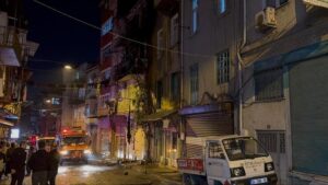 Beyoğlu'nda havai fişek yangını: 8 kişi mahsur kaldı