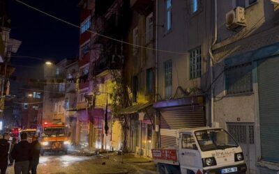 Beyoğlu'nda havai fişek yangını: 8 kişi mahsur kaldı