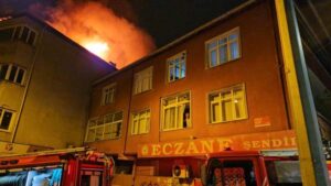Beyoğlu'nda yangın korkuttu! Vatandaşlar tahliye edildi