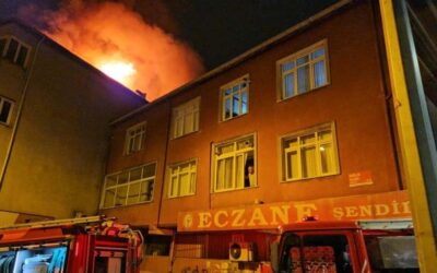 Beyoğlu'nda yangın korkuttu! Vatandaşlar tahliye edildi