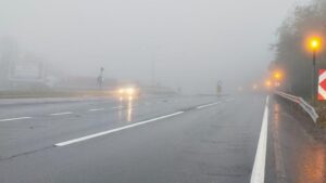 Bolu Dağı'nda etkili olan sağanak ve sis sürücülere zor anlar yaşatıyor