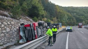 Bursa'da hayvan yemi yüklü tır devrildi: 2 yaralı