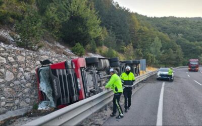 Bursa'da hayvan yemi yüklü tır devrildi: 2 yaralı