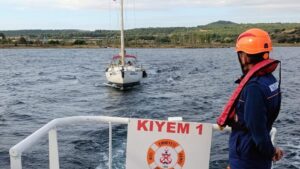 Çanakkale Boğazı'nda sürüklenen tekne kurtarıldı