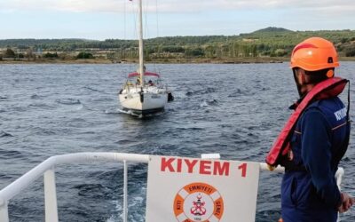 Çanakkale Boğazı'nda sürüklenen tekne kurtarıldı