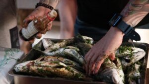 Canan Karatay ısrarla tavsiye etti! Balığı böyle pişirin, kokusunu limonla alın