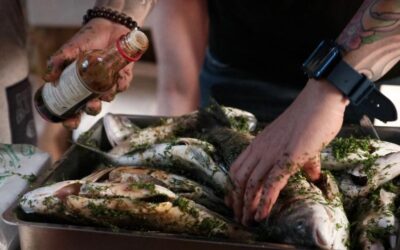 Canan Karatay ısrarla tavsiye etti! Balığı böyle pişirin, kokusunu limonla alın