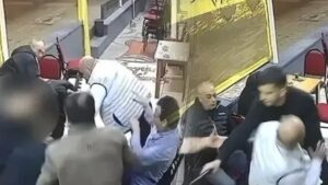 Çay ocağında silahlı saldırıya uğradı: Dehşet anları kamerada