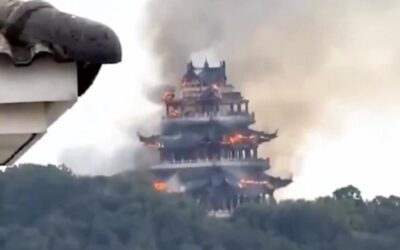Çin'de tarihi tapınakta yangın… 1500 yıllık kompleks alevlere teslim oldu