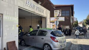 Direksiyon hakimiyetini kaybetti fırına girdi: 4 yaralı