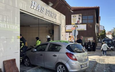 Direksiyon hakimiyetini kaybetti fırına girdi: 4 yaralı