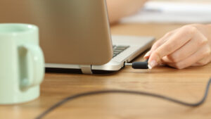 Dizüstü bilgisayarınızı sürekli prize takılı tutmak iyi bir fikir mi?