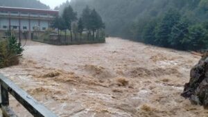 Doğu Karadeniz'i sel vurdu: Yollar kapandı, binler tahliye edildi