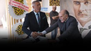 Dövüş ringi değil kongre salonu! İP'te kürsü devrildi