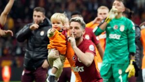 Dries Mertens'in oğlundan maç yolunda üçlü!