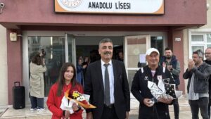 Dünya Kupası'nda üçüncü olan milli bocceci Yağmur Tosun okulunda çiçeklerle karşılandı!